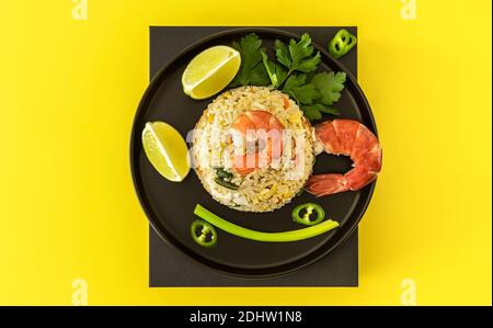 Thaïlande savoureux Khao Pad Khun Gourmet. Riz frit avec crevettes. Espace de copie pour la recette ou le texte Banque D'Images