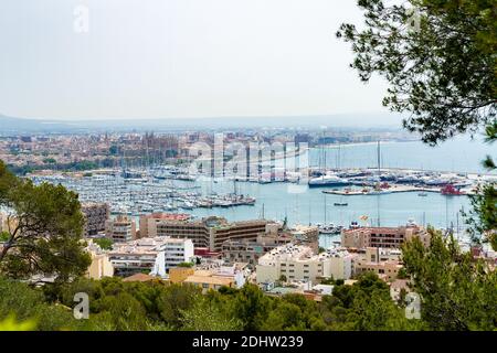 Port et port de plaisance de Palma de Majorque. Vue panoramique sur le port et le port de plaisance de Palma de Majorque, Iles Baléares, Espagne. Voyage destination vacances co Banque D'Images