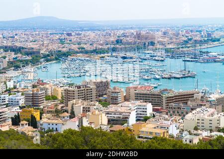 Port et port de plaisance de Palma de Majorque. Vue panoramique sur le port et le port de plaisance de Palma de Majorque, Iles Baléares, Espagne. Voyage destination vacances co Banque D'Images