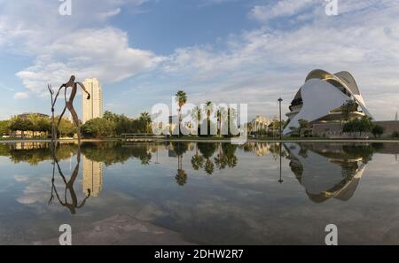 Valence, Espagne Jardins dans l'ancien lit sec de la rivière Turia, bâtiment réflexion d'eau Banque D'Images