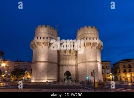 Tours Serrano Torres de Serranos anciennes portes d'entrée à la ville grand angle, lumières de la ville, vue de nuit panorama. Valence, Espagne Banque D'Images