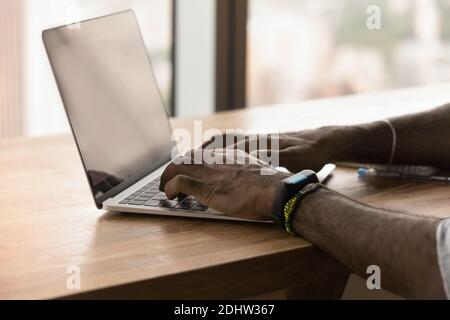 Gros plan de l'homme biracial tapant sur l'ordinateur portable Banque D'Images