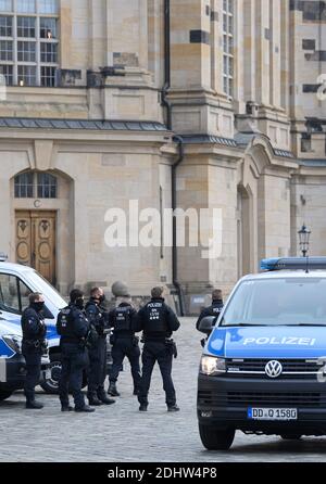 Dresde, Allemagne. 12 décembre 2020. Des policiers se tiennent sur le Neumarkt en face de la Frauenkirche. La ville de Dresde a interdit une manifestation de l'initiative Querdenken 351 Dresden contre la politique de Corona. Credit: Robert Michael/dpa-Zentralbild/dpa/Alay Live News Banque D'Images