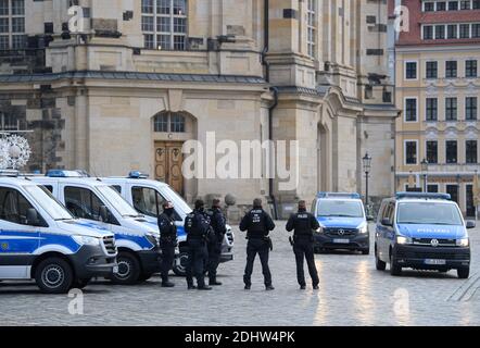 Dresde, Allemagne. 12 décembre 2020. Des policiers se tiennent sur le Neumarkt en face de la Frauenkirche. La ville de Dresde a interdit une manifestation de l'initiative Querdenken 351 Dresden contre la politique de Corona. Credit: Robert Michael/dpa-Zentralbild/dpa/Alay Live News Banque D'Images