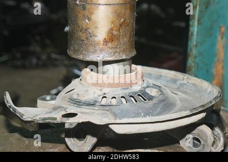 Dépose des roulements du moyeu de roue de la voiture par la machine hydraulique dans Atelier de réparation de voiture Banque D'Images