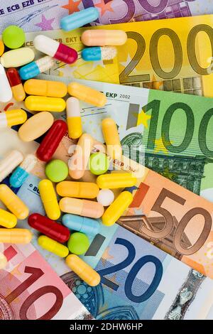 Verschiedene Tabletten, Kosten, Geld, Euro, Krankenhasse,, Medizin, comprimés, Banque D'Images