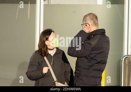 Arnhem, pays-Bas - 23 novembre 2020 : l'homme et la femme mettent un masque facial sur Banque D'Images