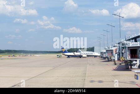 Paysage du terminal des départs de l'aéroport avec un avion prêt pour l'embarquement. Banque D'Images