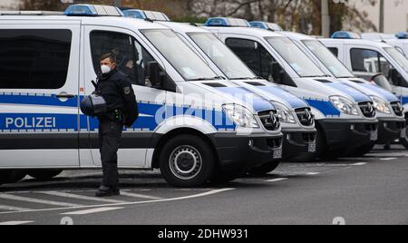 Dresde, Allemagne. 12 décembre 2020. Les véhicules de la police fédérale sont stationnés devant la gare centrale. La police de Dresde se prépare à des manifestations contre la politique de Corona. L'initiative "pensée latérale" avait enregistré un rassemblement pour 4000 personnes, qui a depuis été interdit par le tribunal. Credit: Robert Michael/dpa-Zentralbild/dpa/Alay Live News Banque D'Images