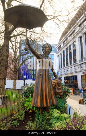 Mary Poppins - Leicester Square, Londres, 2020. Sculptée par Samantha Wild, Mary Poppins a été créée avec la bénédiction de Disney Banque D'Images