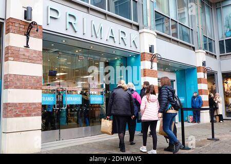 Canterbury, Kent, Royaume-Uni. 12 décembre 2020. Avec des magasins qui font maintenant le commerce de Noël, des foules font du shopping dans la rue haute animée de la ville historique de Canterbury, désormais placée dans le niveau 3 par des restrictions gouvernementales. Crédit photo: Paul Lawrenson-PAL Media/Alay Live News Banque D'Images