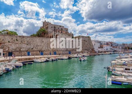 Ciutadella Marina et Ayuntamiento Hôtel de ville - Minorque, Iles Baléares, Espagne Banque D'Images