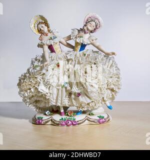 Figurine en porcelaine. Isolé. Belle figurine en porcelaine de deux dames dansant dans une jupe en dentelle à volants. Image de stock. Banque D'Images