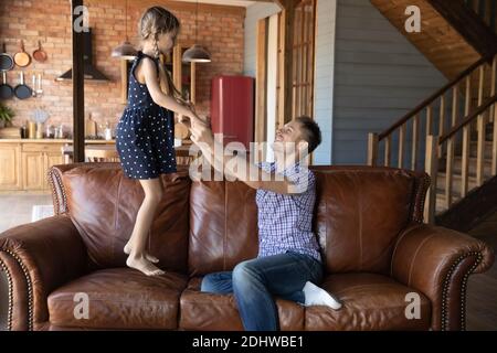 Père aimant et petite fille jouant, appréciant le temps de loisirs Banque D'Images