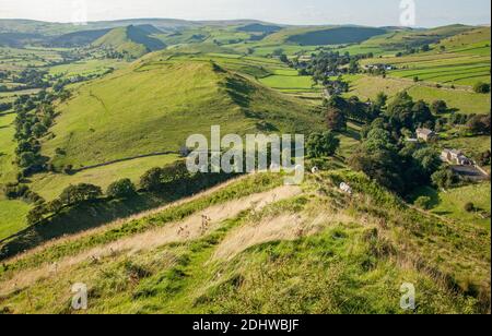 Depuis High Wheeldon, le long de la crête calcaire du récif de carbonifère Vers Chrome et Parkhouse Hill dans le Derbyshire Peak District ROYAUME-UNI Banque D'Images