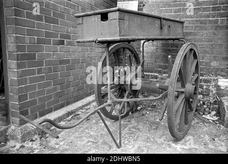 Royaume-Uni, Londres, Docklands, Isle of Dogs, quais d'expédition, début 1974. Un chariot de lutte contre l'incendie. Le flexible serait enroulé autour de l'essieu. Banque D'Images