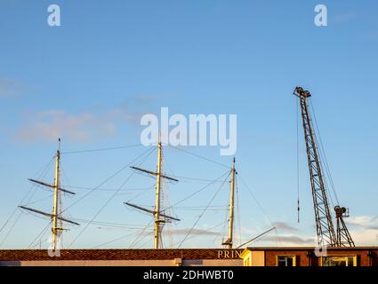 Partie de la ligne d'horizon de Bristol autour des quais de Prince's Wharf avec un navire à trois mâts et une grue de Bristol Banque D'Images