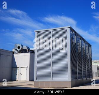 Systèmes industriels de climatisation et de ventilation dans la rue contre le ciel nuageux. Système de ventilation de l'usine à l'extérieur. Banque D'Images