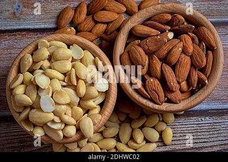 Deux bols d'amandes blanchies et non blanchies. Vue directement au-dessus Banque D'Images