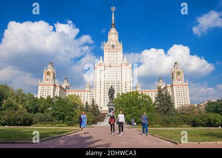 MOSCOU, RUSSIE - 31 AOÛT 2019 : près de l'Université d'État de Moscou, le jour ensoleillé d'août Banque D'Images