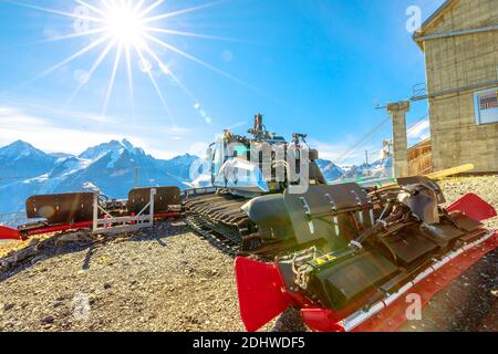 Birg, Murren, Suisse - 19 août 2020 : gros chat de neige en été au sommet de Schilthorn, canton de Berne. Souffleuse à neige dans la montagne suisse des Alpes bernoises à Banque D'Images