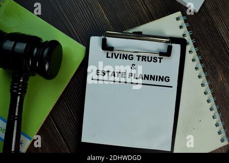 Living Trust and Estate Planning Document texte sur forme et Gavel isolé sur bureau. Banque D'Images