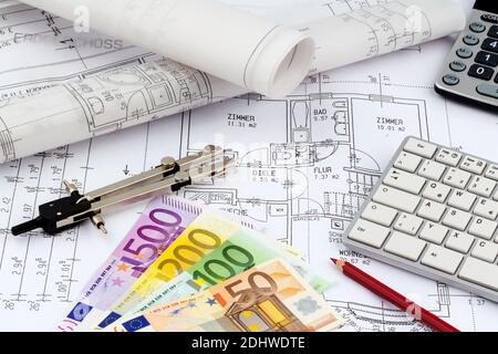 Ein Bauplan eines Architekten mit Eurogeld. Symbolfoto fuer Finanzierung und Planung eines neuen Hauses. Banque D'Images