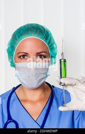Eine Krankenschwester oder Aerztin dans OP- Kleidung vor einer opération. Krankenhaus. Banque D'Images
