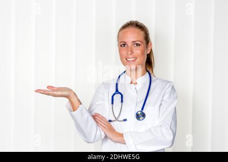 Eine Krankenschwester oder Aerztin dans OP- Kleidung vor einer opération. Krankenhaus. Banque D'Images