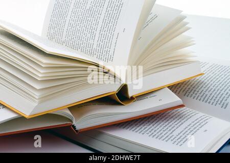 Buecher liegen aufgeschlagen auf weissem Hintergund Banque D'Images