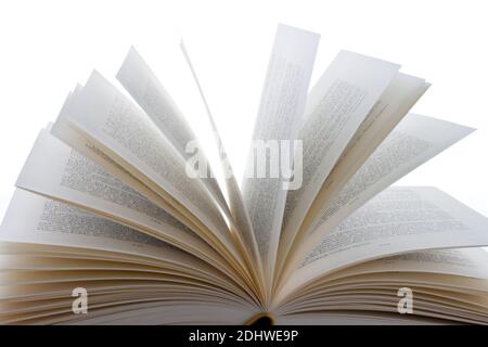 Buecher liegen aufgeschlagen auf weissem Hintergund Banque D'Images