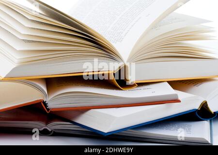 Buecher liegen aufgeschlagen auf weissem Hintergund Banque D'Images