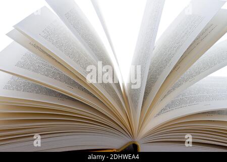 Buecher liegen aufgeschlagen auf weissem Hintergund Banque D'Images