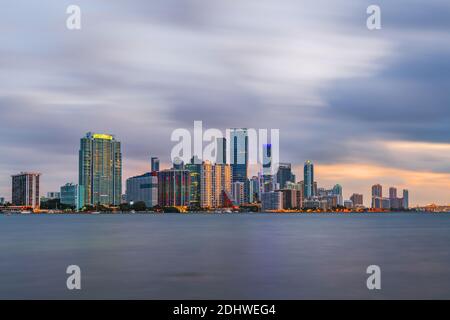 Miami, Floride, USA, ville de l'horizon de l'autre côté de Biscayne Bay au crépuscule. Banque D'Images