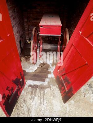 Royaume-Uni, Londres, Docklands, Isle of Dogs, quais d'expédition, début 1974. Un chariot de lutte contre les incendies avec Hosereel. Le flexible serait enroulé autour de l'essieu. Banque D'Images