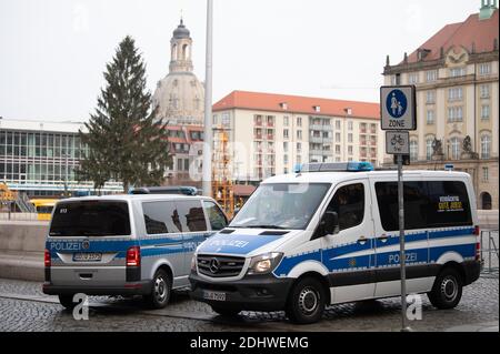 Dresde, Allemagne. 12 décembre 2020. Deux voitures de police se trouvent sur l'Altmarkt, en face de la Frauenkirche. La police de Dresde se prépare à des manifestations contre la politique de Corona. L'initiative ÇQuerdenkenÈ avait enregistré un rassemblement de 4000 personnes, qui a été interdit depuis par le tribunal. Credit: Sebastian Kahnert/dpa-Zentralbild/dpa/Alay Live News Banque D'Images