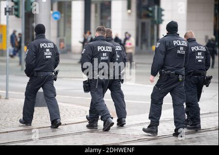 Dresde, Allemagne. 12 décembre 2020. Les policiers traversent la place du bureau de poste. La police de Dresde se prépare à des manifestations contre la politique de Corona. L'initiative "pensée latérale" avait enregistré un rassemblement pour 4000 personnes, qui a depuis été interdit par le tribunal. Credit: Sebastian Kahnert/dpa-Zentralbild/dpa/Alay Live News Banque D'Images