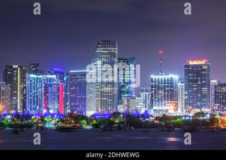 Miami, Floride, USA, ville de l'horizon de l'autre côté de Biscayne Bay au crépuscule. Banque D'Images