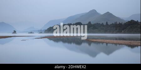 Matin encore et brumeux à Derwent Water dans le lac District Banque D'Images