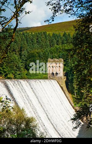 Barrage Derwent avec de l'eau qui coule sur le mur. District de Peak. Septembre 2008 Banque D'Images