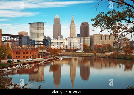 Cleveland, Ohio, États-Unis sur la rivière Cuyahoga en automne. Banque D'Images