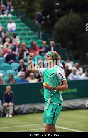 Alexander Zverev (GER) contre Thanasi Kokkinakis (AUS) au Boothes 2017 dans l'échauffement de Wimbledon. Banque D'Images