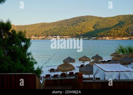 Paysage de la nature une des principales attractions de la Turquie. Beauté naturelle de la Turquie. Montagnes, pins verts, lac turquoise. Paysage de montagne avec Banque D'Images