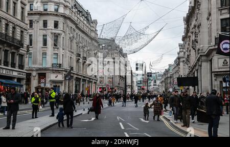 Londres Royaume-Uni 12 décembre 2020 te attendu Xmas Rush a échoué à se matérialiser dans la principale arerea de shopping du centre de Londres, Oxford St, Regents St et Carnaby Street ont été largement démoidés de xchristmas shoppers.Paul Quezada-Neiman/Alamy Live News Banque D'Images