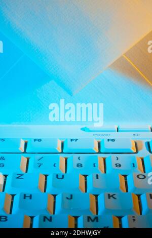 Die Tastatur eines Computers und ein Briefumschlag. E-mail Kommunikation über. @-Zeichen. Banque D'Images