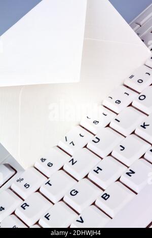 Die Tastatur eines Computers und ein Briefumschlag. E-mail Kommunikation über. @-Zeichen. Banque D'Images