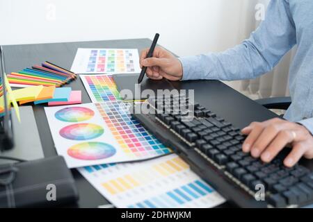 décorateur d'intérieur ou graphiste créatif travaillant sur le projet architectural avec échantillons de couleur avec outils de travail et équipement de sélection en position d'arrêt Banque D'Images