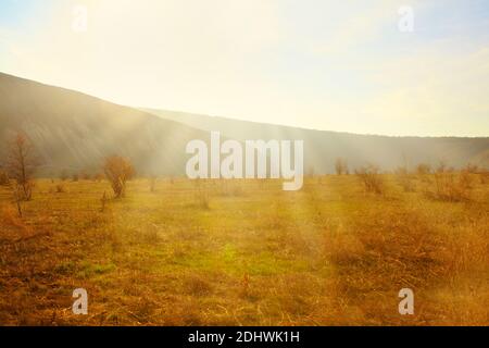 Soleil sur les collines en automne . Paysage automnal avec lumière du soleil . Collines et nature des prairies Banque D'Images