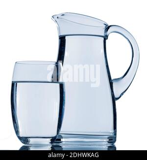 Eine Karaffe und ein Glas Wasser mit weissem Hintergrund vor, Symbolfoto Wasserbedarf und für Trinkwasser, Verbrauch, Glas, Banque D'Images
