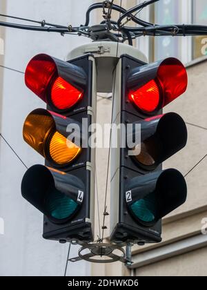 Verkehrsampel mit rotem und gelben Licht. Banque D'Images
